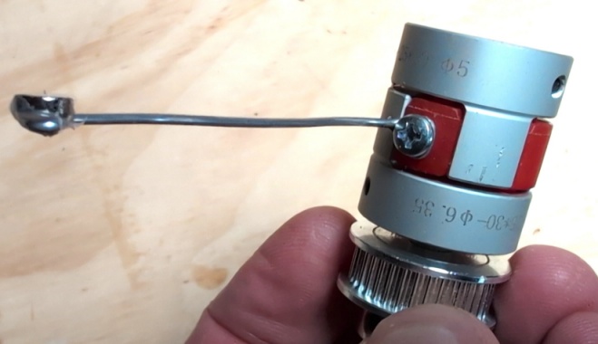 Small magnet on aluminium wire attached to spider coupling